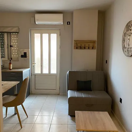 Downtown Corner Apartment *