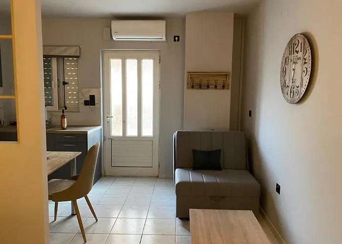 Downtown Corner Apartment *